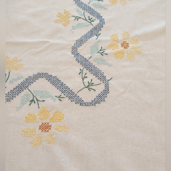 Vintage Hand Embroidered Floral Tablecloth 65" x 55" - Picture 5 of 11